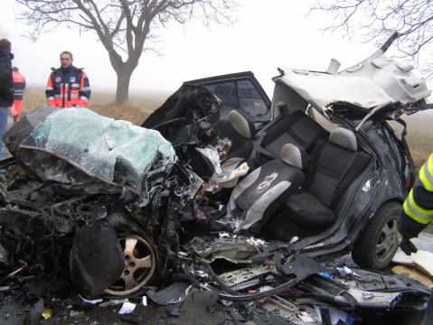 Volkswagen Golf rozdrvený aj s vodičom medzi dvoma nákladiakmi