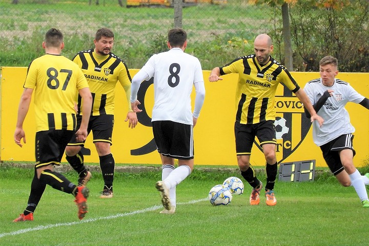 Futbal, 8. liga B: Veľké Kostoľany zdolali Leopoldov, Trakovice ďalej víťazia