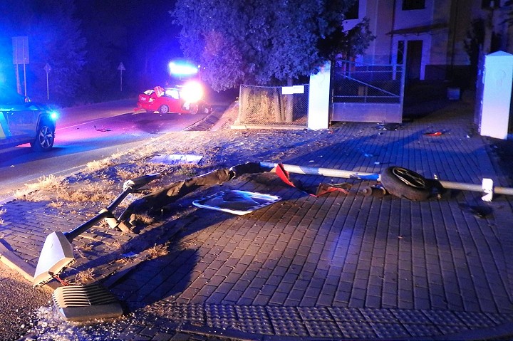 Mal dve promile a šoféroval, v Trakoviciach rozbil auto
