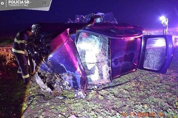 Po zrážke s traktorom pri Suchej nad Parnou skončilo auto na boku a vodič v nemocnici