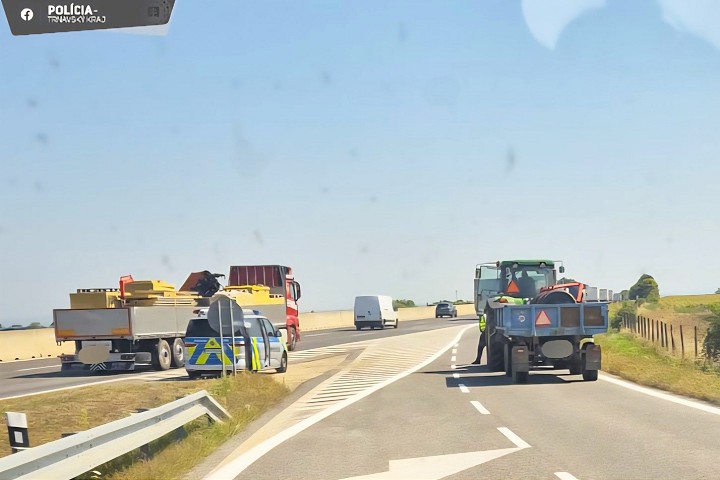 Polícia riešila pri Voderadoch kurióznu situáciu, na diaľnicu D1 mieril traktorista