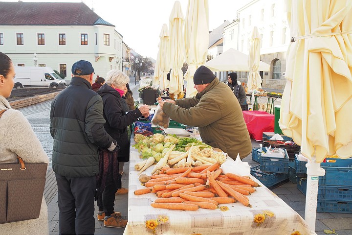 Mestský trh má dlhší čas predaja, predajcovia aj kupujúci získali hodinu naviac