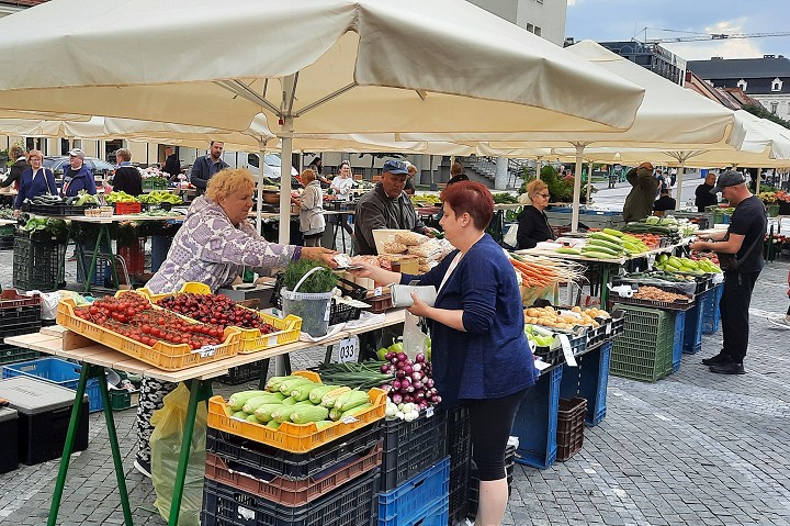 Mestský trh v Trnave sa po desaťročiach vrátil pod Mestskú vežu