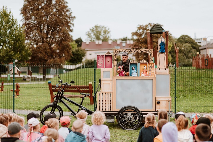 Po Trnave bude jazdiť zážitkový kuriér Triskáč, na sídliská prinesie divadlo