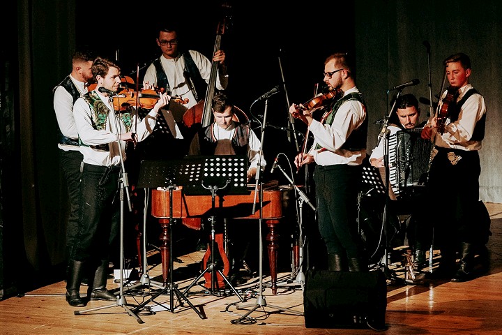 V areáli Kaštieľa Dolná Krupá vystúpi folklórny súbor Trnafčan
