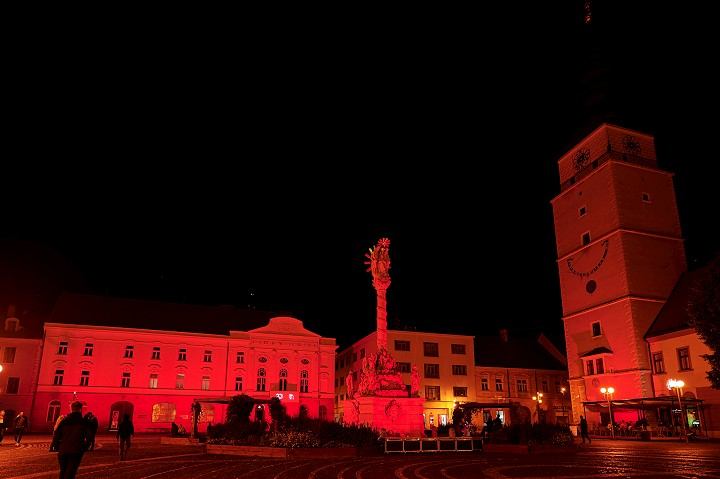 Centrum Trnavy svietilo načerveno, išlo o tichý manifest pracovníkov v kultúre