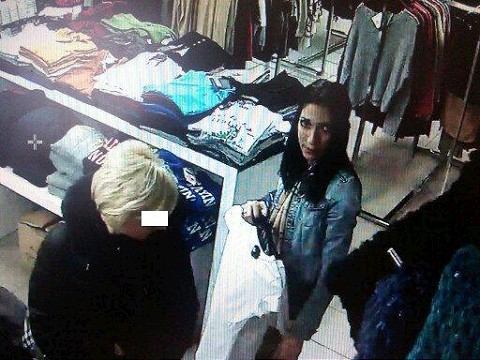 Ženu podozrivú z krádeže zachytila kamera, polícia po nej pátra