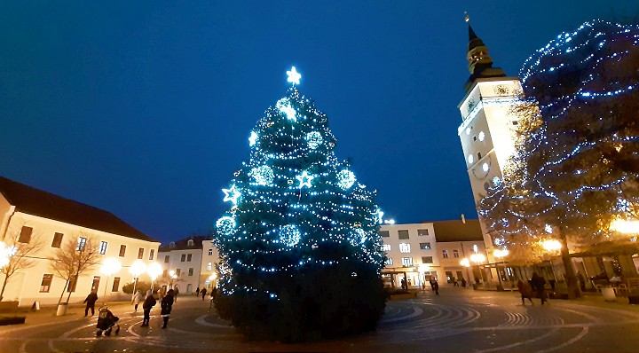 FOTO: Do Trnavy prišiel advent, v centre spustili vianočné osvetlenie