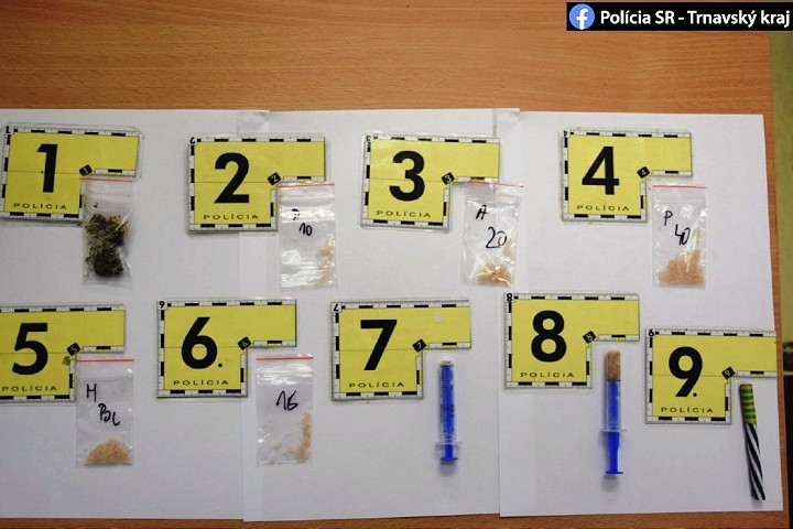 Polícia chytila v Trnave dílerku drog, rozvážala ich na elektrickej kolobežke