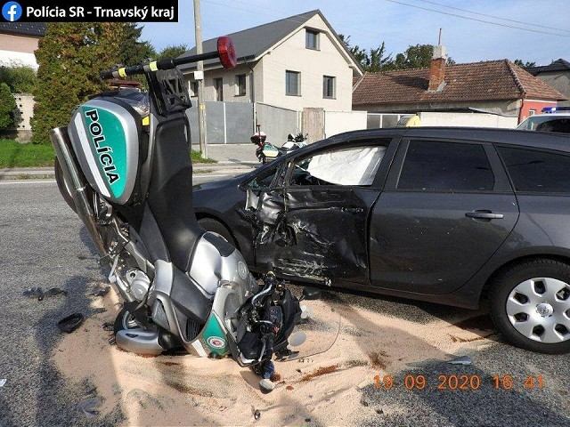 Nehoda v Trstíne: Policajtovi na motorke nedal prednosť vodič osobného auta