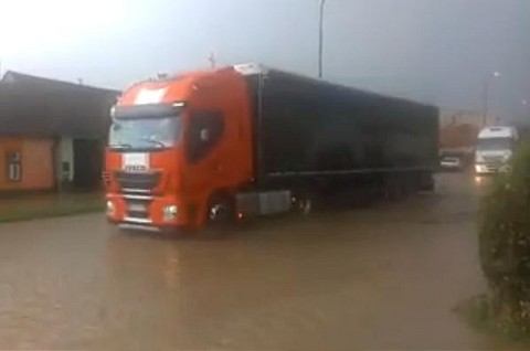 VIDEO: Trstín pod vodou! Obec zatopili prívalové dažde
