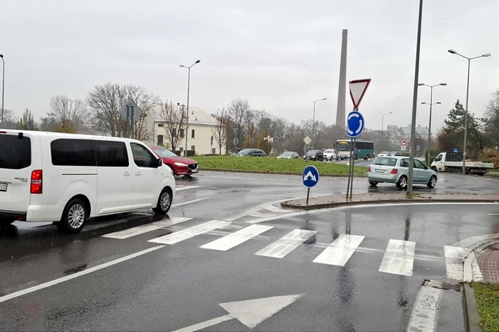 Viaceré kruhové križovatky v Trnave už nestíhajú, nahradiť ich majú semafory