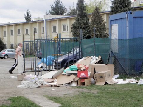 Ľudia vyhadzujú odpad pred zberné dvory. Nezákonne, no mohlo by to byť aj horšie