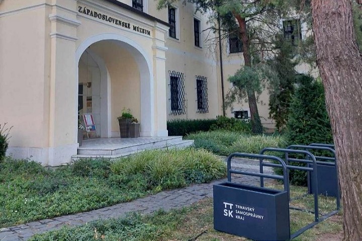 Trnavský samosprávny kraj vybavil svoje organizácie cyklostojanmi