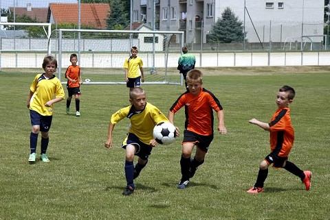 V Zavare na ihrisku horela pod nohami tráva, hasiči boli v permanencii