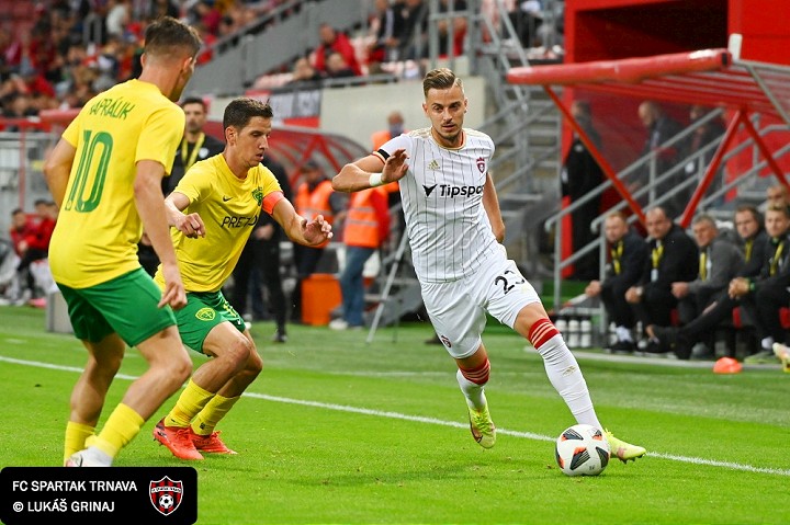 NÁZORY: Keď horí tráva, futbal baví. Viac takýchto zápasov v lige!