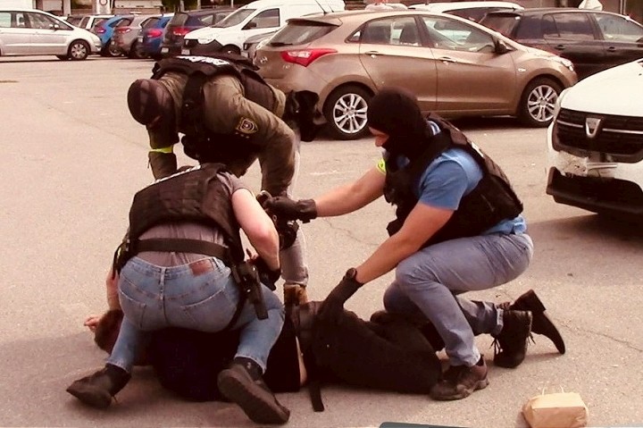 Veľká policajná akcia v Červeníku, z korupcie obvinili 11 ľudí