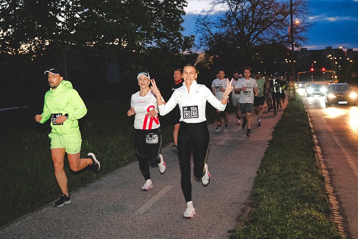 Rekordná účasť: Nočný beh Trnavou UCM Night Run prilákal zhruba 850 bežcov