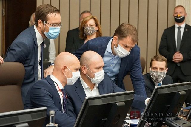 Od polnoci bude platiť zákaz vychádzania aj zhromažďovania, sú v ňom výnimky