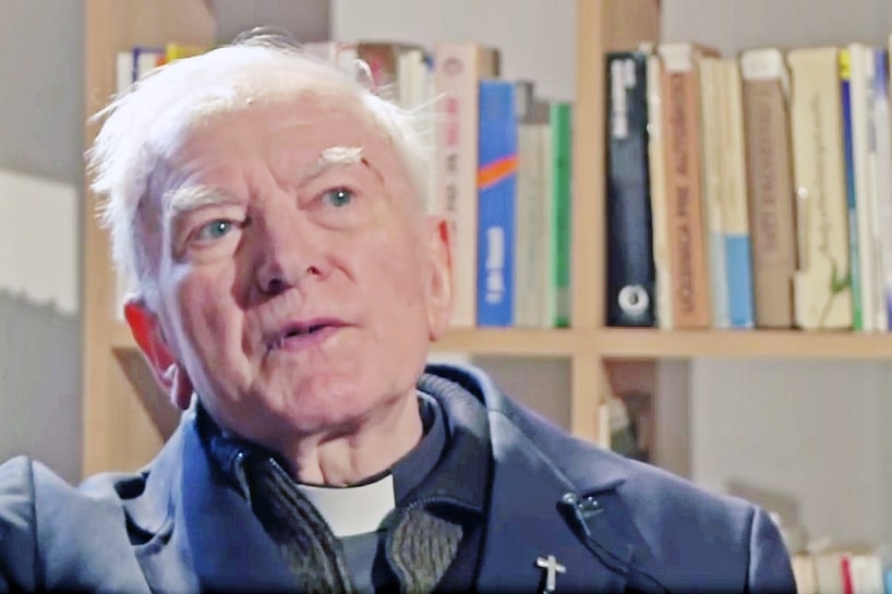 V Radošovciach odhalili pamätnú tabuľu kňazovi a básnikovi Vítovi Ušákovi