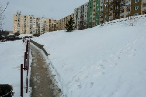 Radnica šetrila na nesprávnom mieste, chodník je priúzky