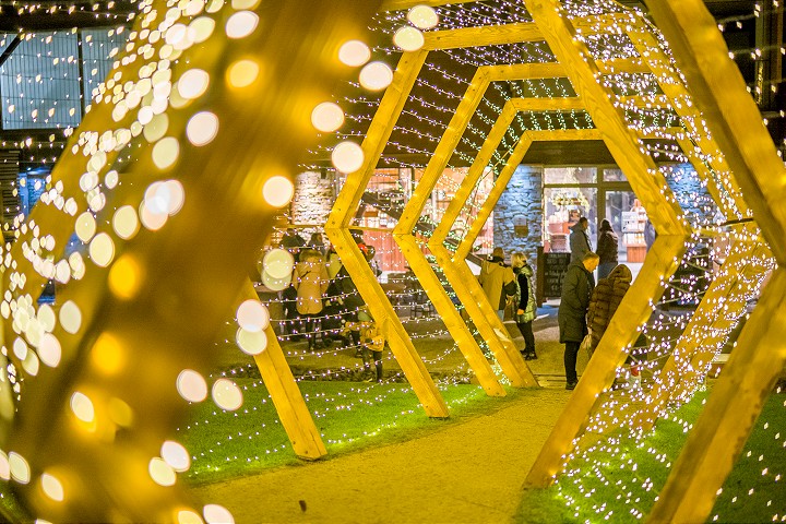 Pod Smolenickým zámkom bude cez víkendy žiariť vianočne vysvietený areál