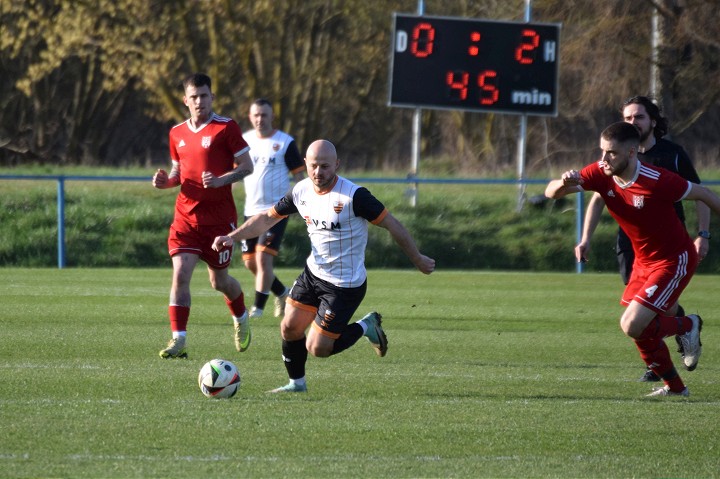 Futbal, 8. liga B: Zavar vyhral derby v Brestovanoch, Koplotovce zaskočili Dubovany