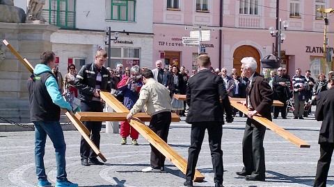 Veľkú noc začali veriaci v Trnave nesením kríža naprieč mestom