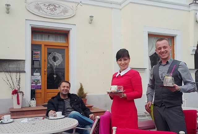 Jarné teploty lákajú do mesta, na pešej zóne otvorili prvú sezónnu terasu