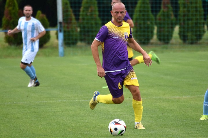 Futbal, 8. liga B: Dechtice nestačili na Veľké Kostoľany, Veselé dalo 9 gólov