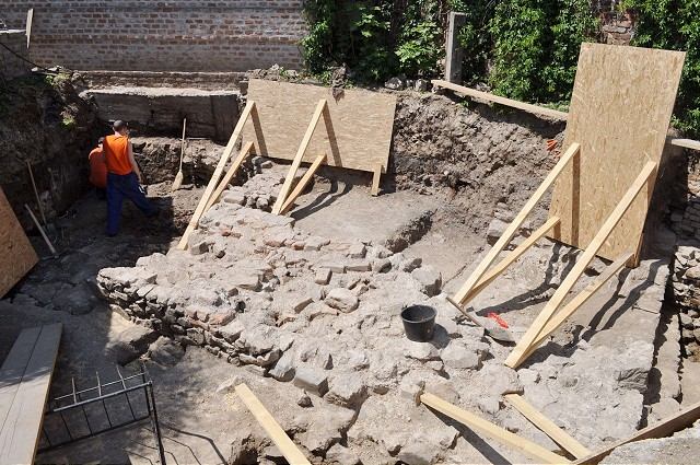 Odkryli základy zaniknutej veže opevnenia, mesto ju chce vybudovať nanovo