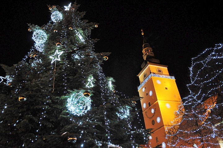 RETRO: Tradícia osvetlených vianočných stromov v Trnave má 95 rokov