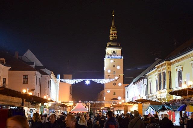 Trnava kupuje na Vianočné trhy 50 nových stánkov