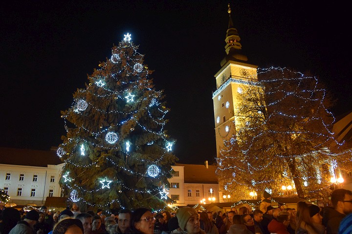 FOTO: Adventné trhy v Trnave otvorili, na Trojičné námestie prišli tisícky ľudí