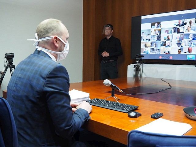 Viskupič hodnotí rokovanie poslancov cez videokonferenciu pozitívne