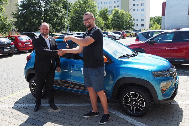 Tlmočníci posunkového jazyka dostali služobné auto, pôjde na Záhorie