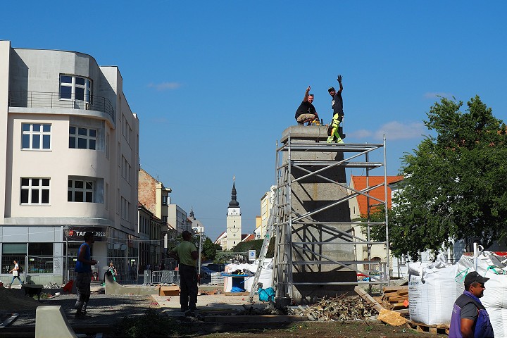 Víťazstvo na Námestí SNP zatiaľ zostáva na zemi, na podstavec ho nedostali