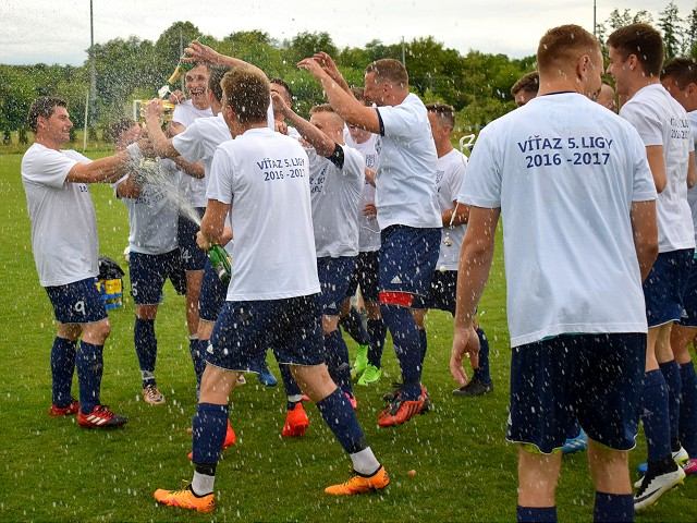 Futbal, 5. liga: Vo Veľkých Kostoľanoch vypukli postupové oslavy, Čierny Peter pre Krakovany