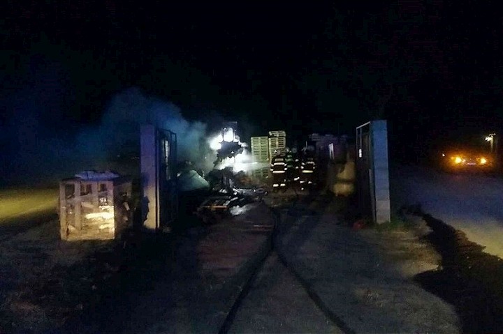 Požiar vo Vlčkovciach: Horeli palety a balíky papiera