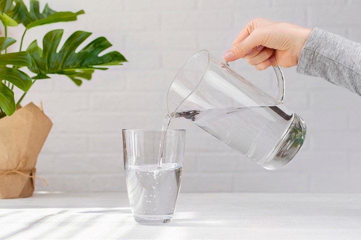 Čo vám môže priniesť vypitie 2 litrov vody denne?