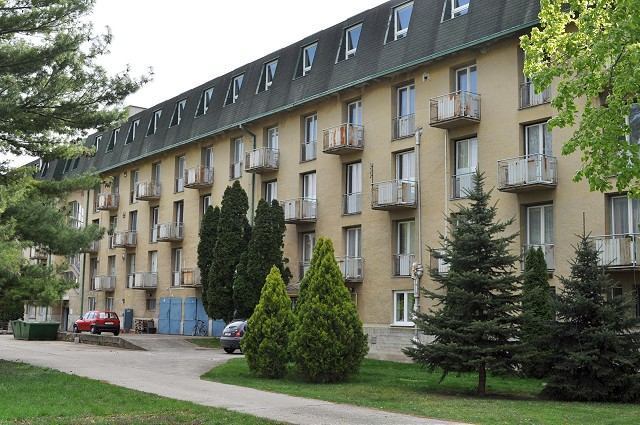 Robotnícka ubytovňa vo Voderadoch končí, kraj si berie budovu späť