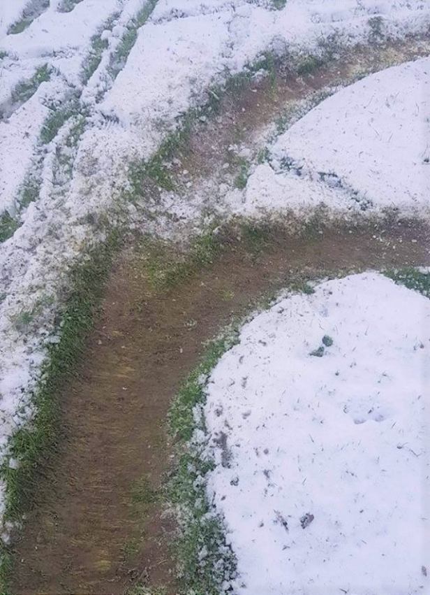 Futbalistom Voderád niekto zničil ihrisko, autom vyjazdil stopy v trávniku