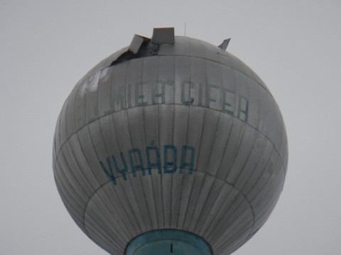 Nárazový vietor sfukoval autá, strechy i plechy z vodojemu