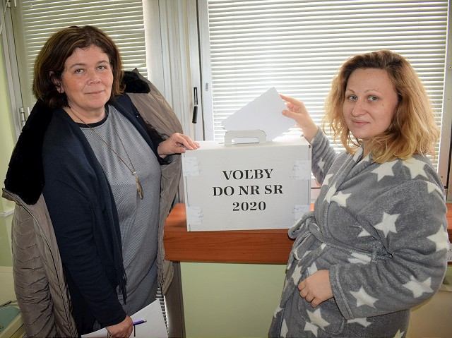 Právo voliť do prenosnej volebnej urny využilo v nemocnici asi 40 ľudí