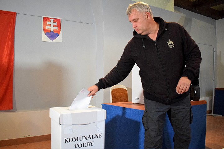 Od Bojničiek až po Žlkovce: Kto kandiduje za starostu v okrese Hlohovec?
