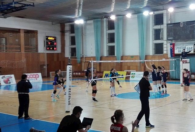 Volejbalistky si prehrou v Pezinku skomplikovali cestu do play-off