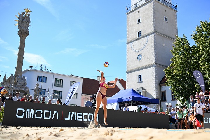 FOTO: Plážový volejbal na Trojičnom námestí bodoval, zábery išli do sveta