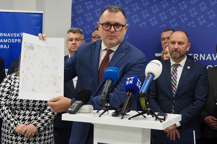 Kraj aj obce chcú byť pri rozhodovaní o veľkom veternom parku pri Hlohovci