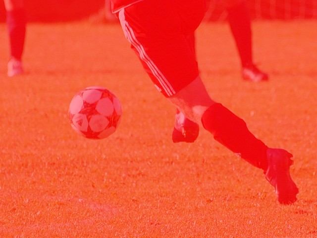 Futbalová glosa: Keď v závere zápasu vidíte 50 odtieňov krvavočervenej