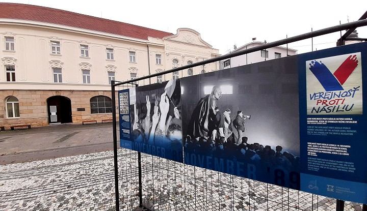 Župa umiestnila na Trojičné námestie výstavu fotografií k výročiu Novembra 89
